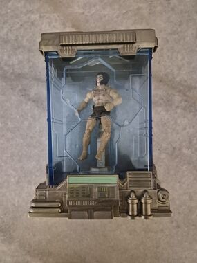 Marvel Comic Series X-Men (2009) Weapon X Wolverine Figure w/
Stasis Chamber